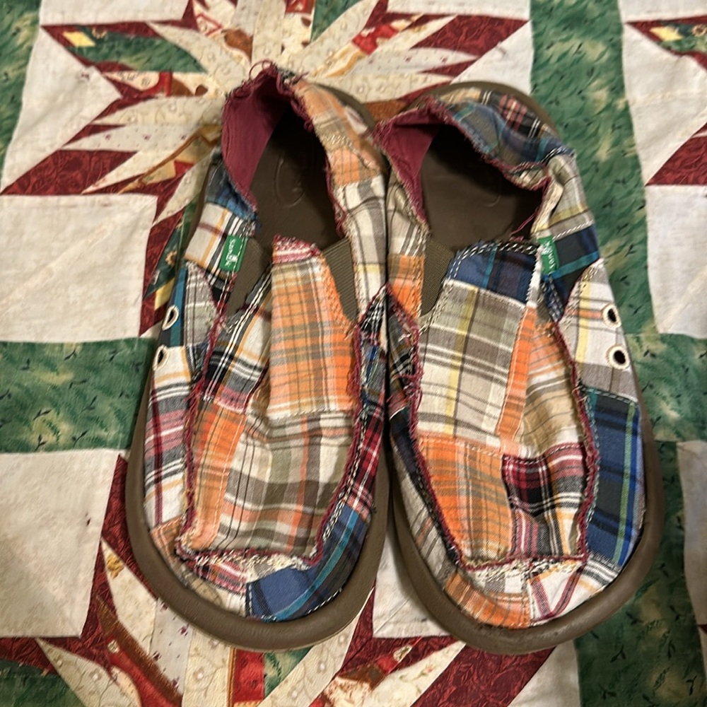 Multiple Pairs Of Sanuk And One Pair Of Tom’s Des… - image 4